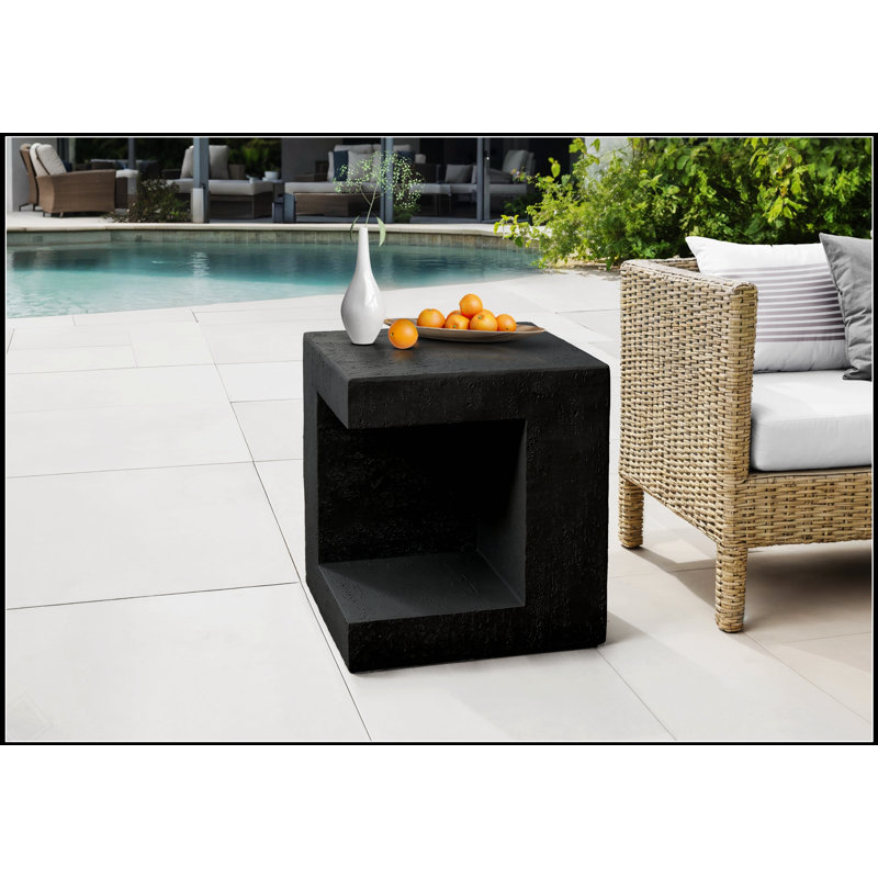Table d'appoint carrée polyvalente et contemporaine avec découpe, idéale pour une utilisation intérieure et extérieure dans les maisons modernes.