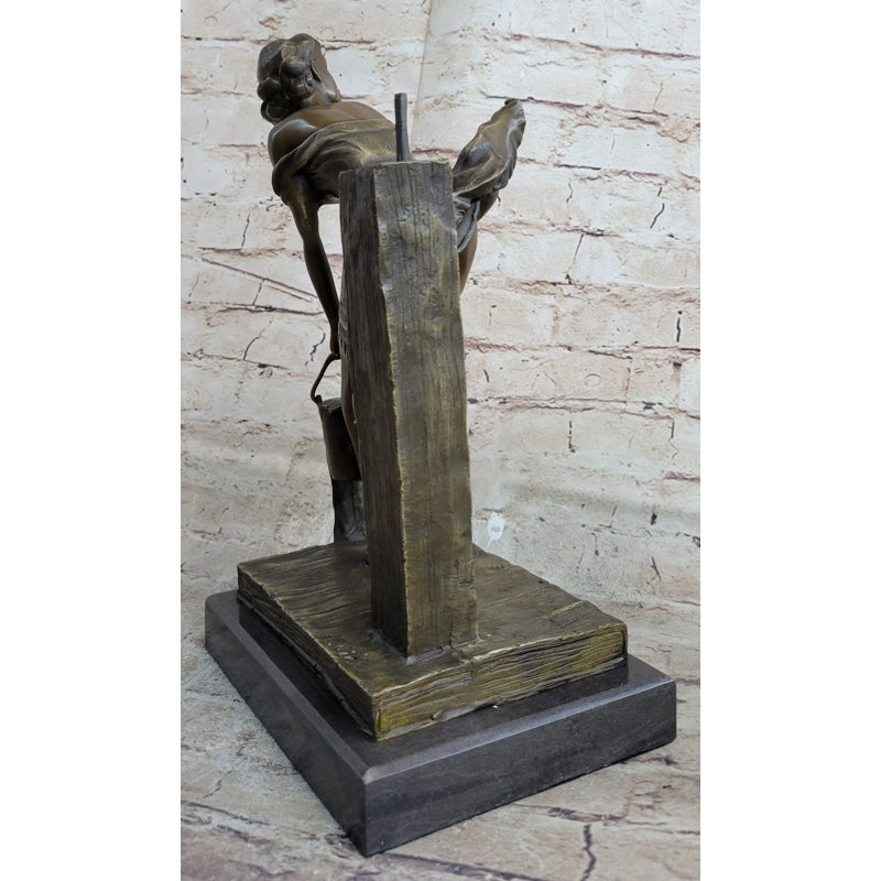 Ellerie Wells Got Her Skirt Exposant Her Toosh Figurine en bronze