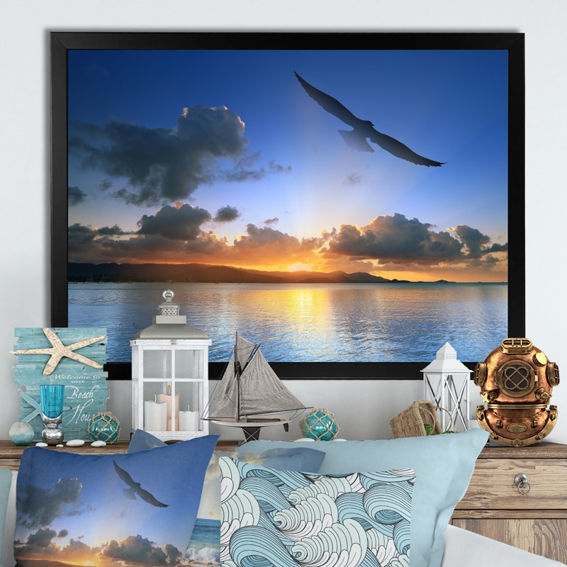 Silhouette de mouette volant au coucher du soleil - reproduction sur toile, Cadre d'angle fermé noir
