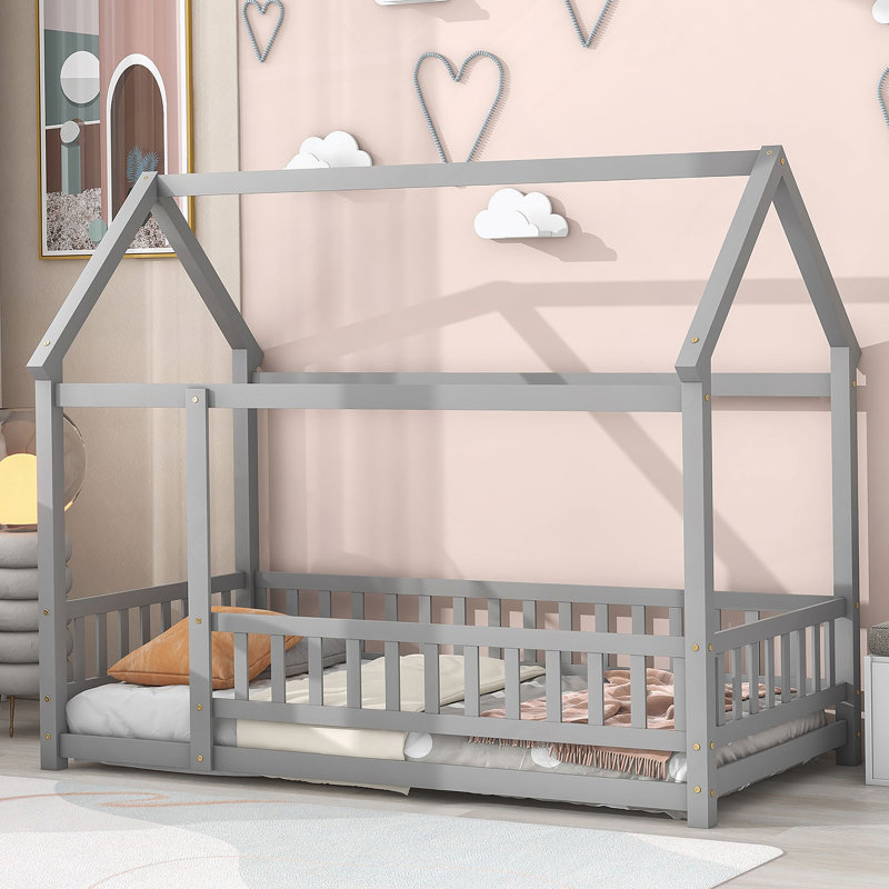 Lit simple en bois avec structure de toit de maison, garde-corps de clôture, gris