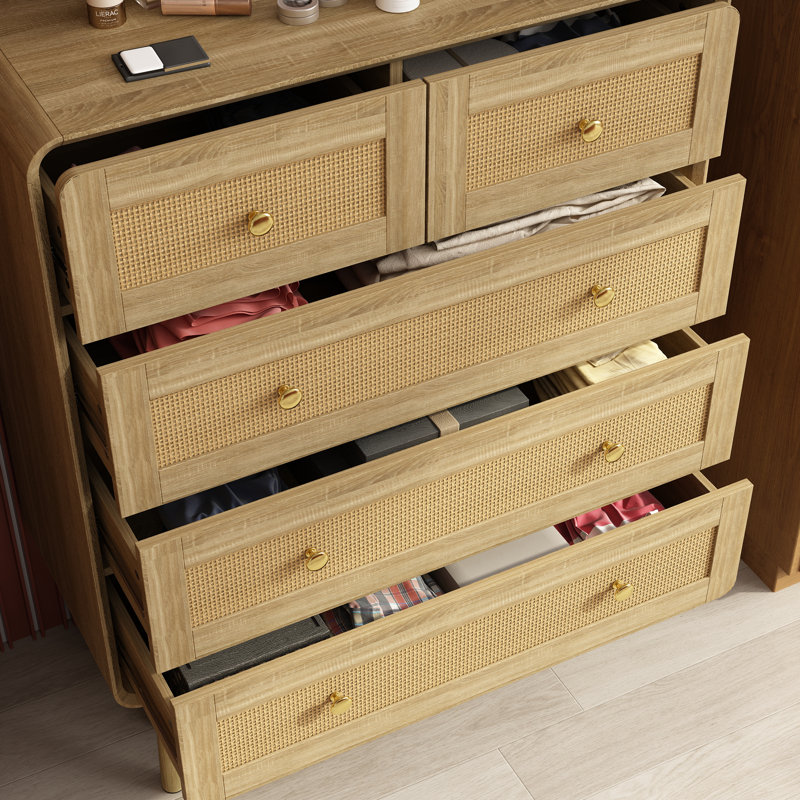 Commode 5 tiroirs en rotin avec coins arrondis, boutons dorés et pieds en bois massif