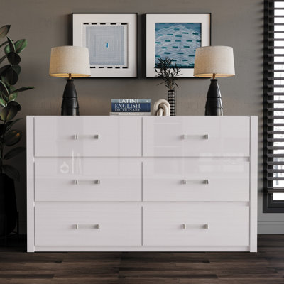 DRESSER IN WHITE