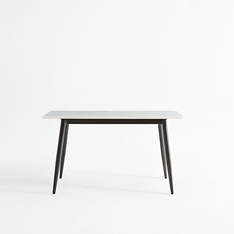 Table de salle à manger rectangulaire 1,4M moderne, base en métal unique, plateau en céramique frittée blanche, résistance à la chaleur, coin arrondi Scratch, pieds noirs et dorés, look minimaliste, pierre moderne à assemblage rapide