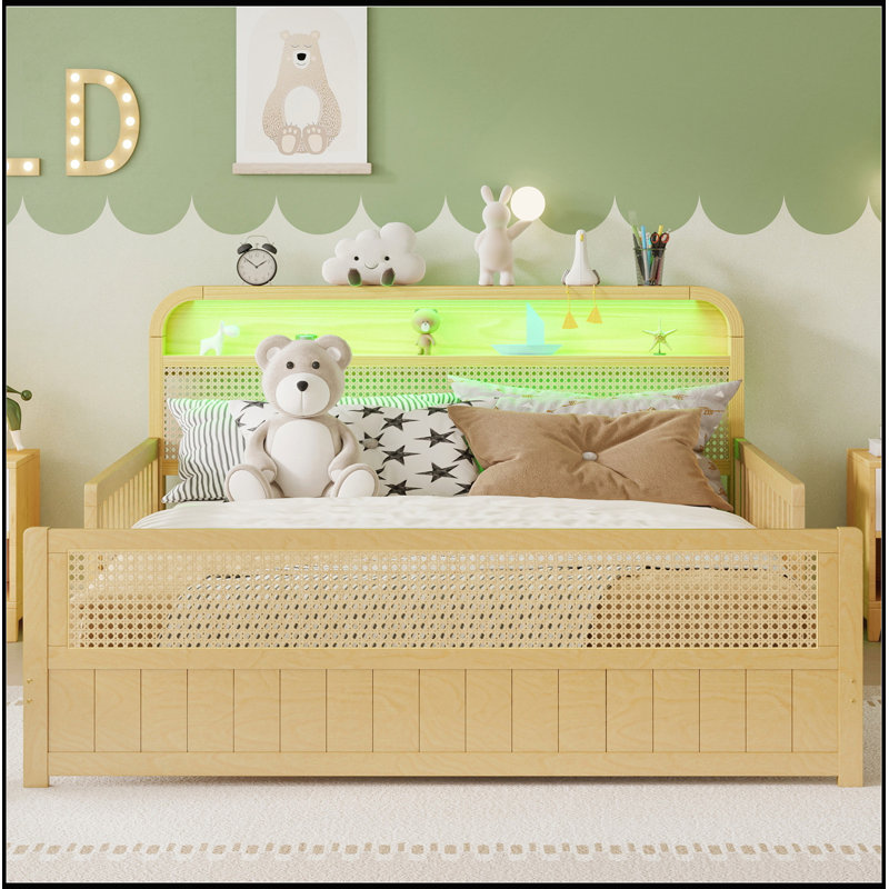 Structure de lit double en rotin avec lumières DEL et tête de lit à rangement, lit plateforme double avec barrières de sécurité pour enfants, naturel
