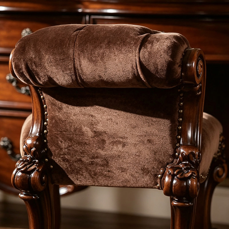 Tabouret de coiffeuse Vendôme classique européen 25 po – Dossier sculpté à la main en bois de cerisier avec assise rembourrée en velours et garniture cloutée traditionnelle, siège de coiffeuse de luxe d'antan, sobre et polyvalent