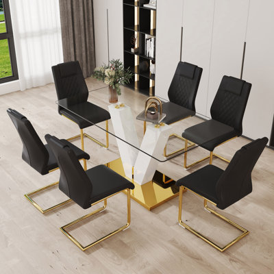 Ensemble de table et de chaises. Ensemble de salle à manger en verre trempé transparent de luxe subtil - 71 po x 35,4 po avec 6 chaises en polyuréthane noir avec pieds en métal en forme de C doré. Ajoutant une atmosphère chaleureuse et douce à votr