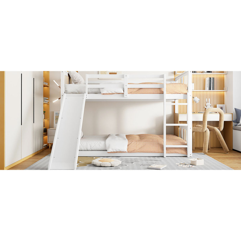 Lit simple au-dessus d'un lit superposé blanc avec glissade amusante et sécuritaire - élément coulissant agréable et peu encombrant pour une chambre confortable