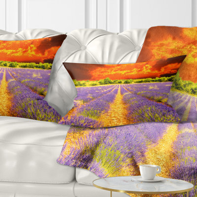 Coussin décoratif à motif floral magnifique champ de lavande et coucher de soleil