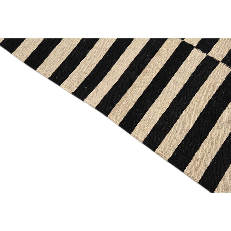 Tapis noir et blanc 5 Pinkerton