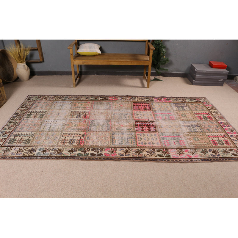 Tapis turc antique parfait pour rehausser l'élégance de votre décor de salon