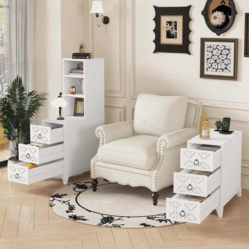 Table de bout fonctionnelle avec tiroirs et tablettes ouvertes, parfaite pour les coins de la chambre à coucher et offrant un grand espace de rangement