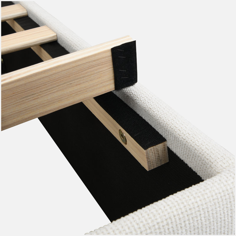 Lit tapissier en chenille