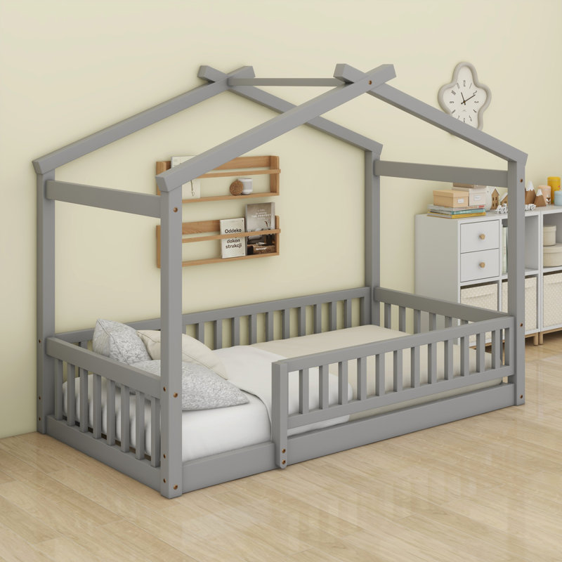 Structure de lit en bois avec clôture, gris