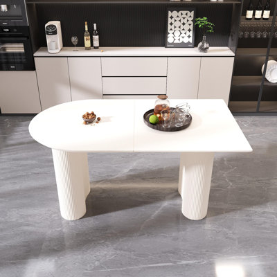 Table de salle à manger de 63 po en MDF moderne de style crème et table d'appoint irrégulière de 63 po, table de salle à manger pour 4 à 8 personnes, pieds de table ronds en bois d'ingénierie épais, plateau de table blanc crème épais et élégant