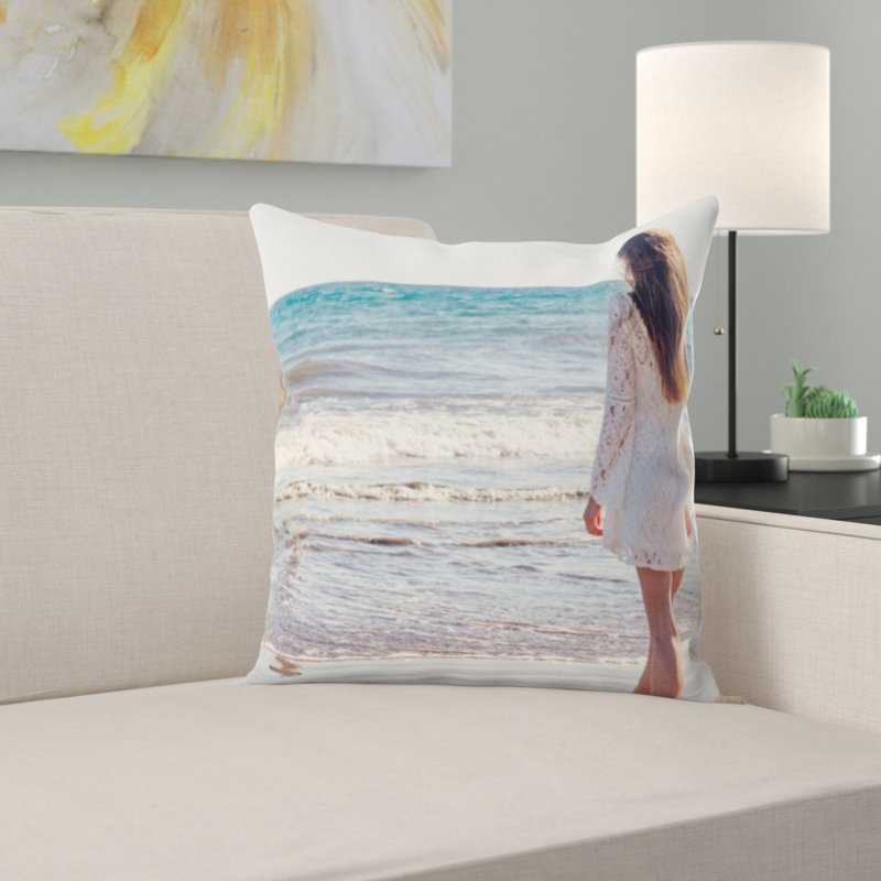 Coussin jeune femme