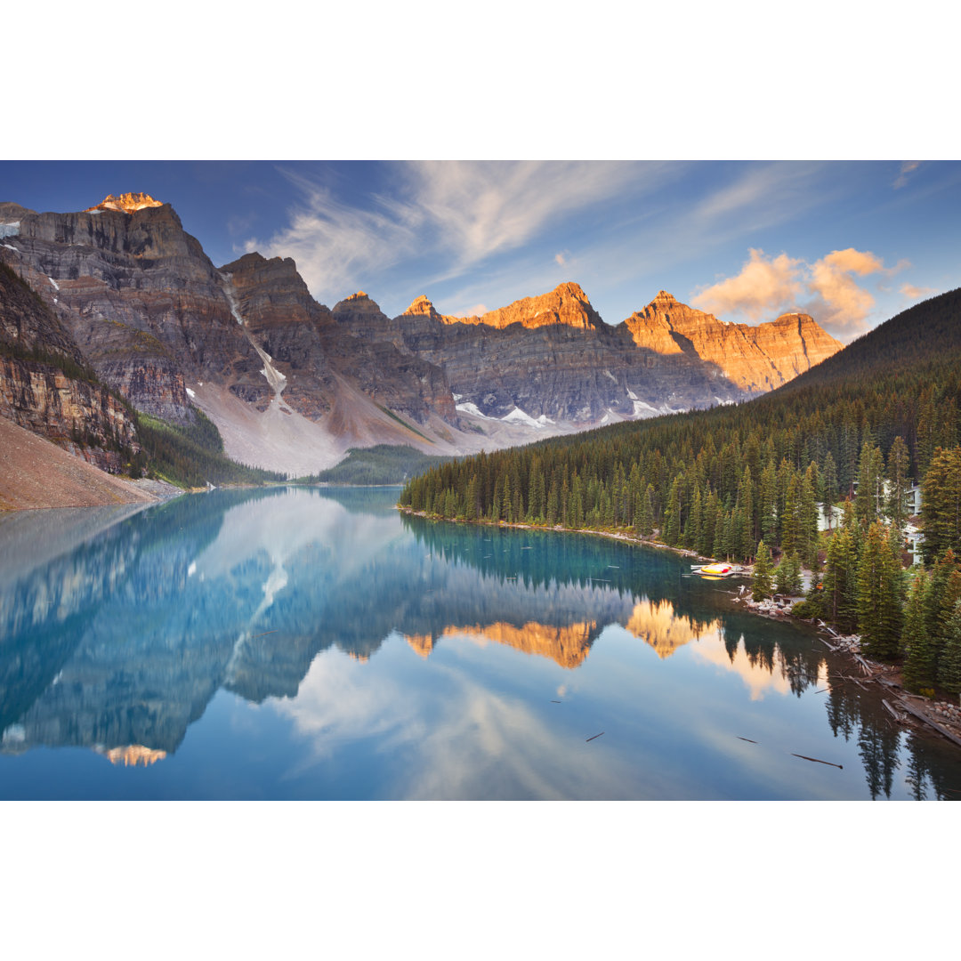 Moraine Lake At Sunrise von Sarawinter - Leinwand Kunstdrucke