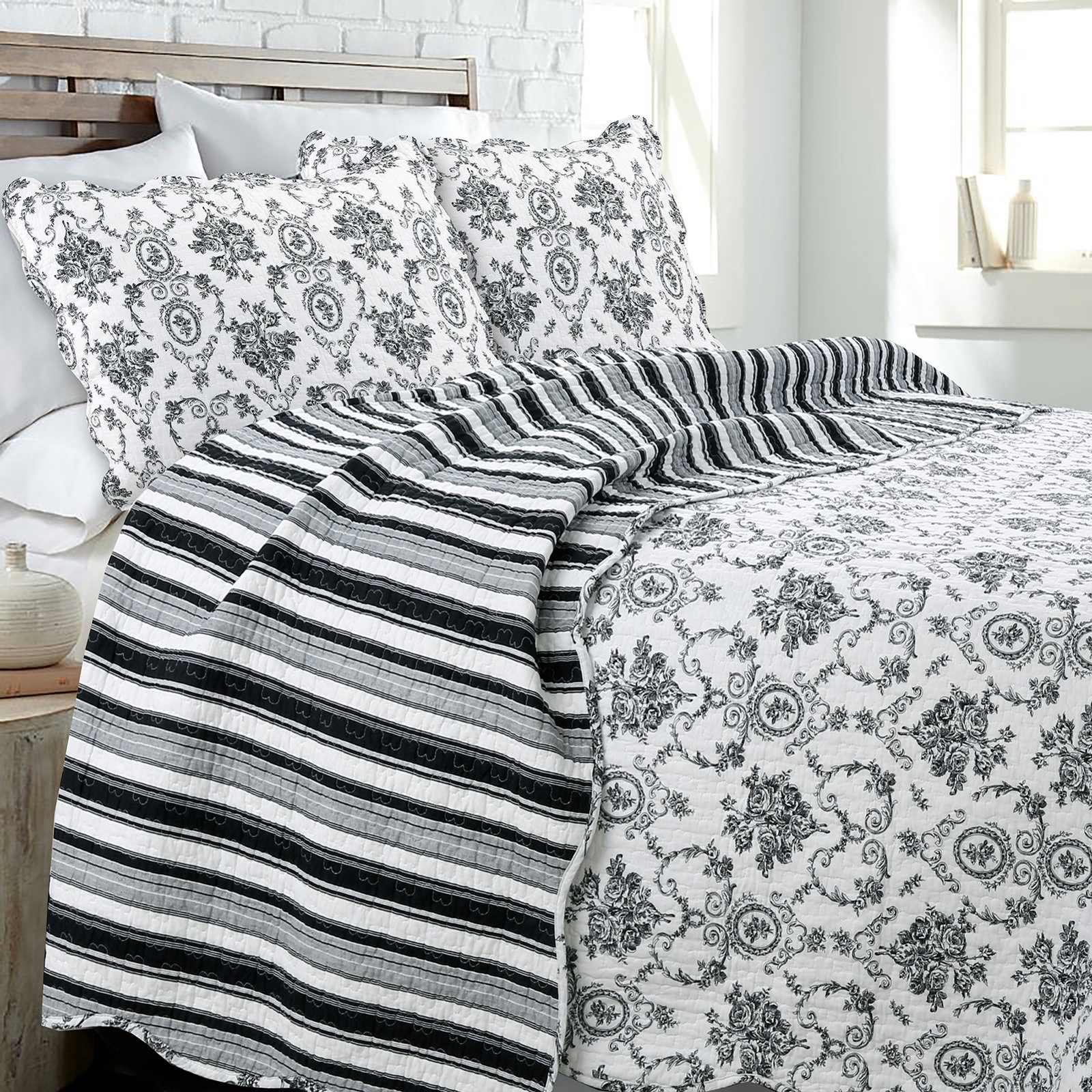 French Medallion Cotton Quilt Set, Queen Quilt + 2 Shams, Black