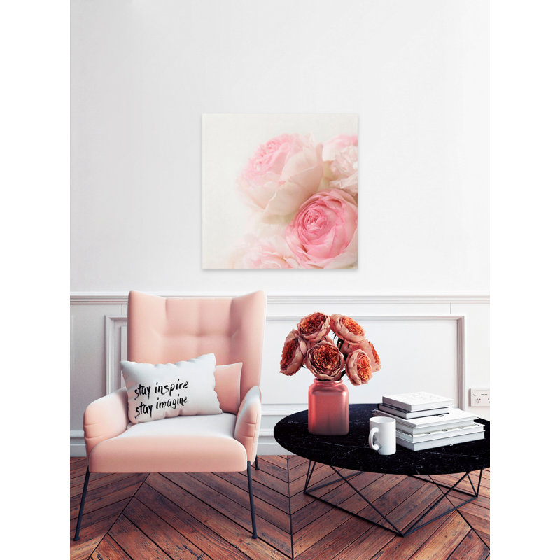 «Roses I» par Sylvia Cook - reproduction de photo sur toile, H 18 po x l 18 po x P 1,5 po