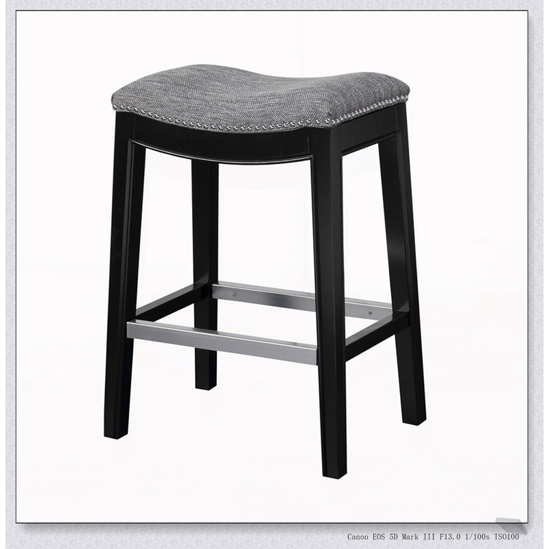 Tabouret de comptoir Saddle avec têtes de clous en bronze antique et conception ergonomique pour plus de confort et de style