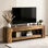 Ce meuble télé en verre et métal noir de 63 pouces est compatible avec les téléviseurs jusqu'à 75 pouces et est une pièce de rangement pratique pour le salon.