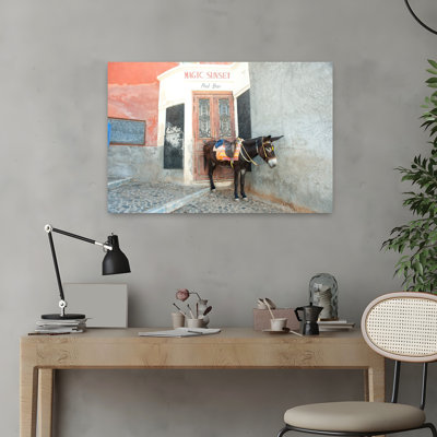 Âne debout dans une rue, Fira, Santorini, Cyclades, Grèce, cheval, architecture contemporaine, art