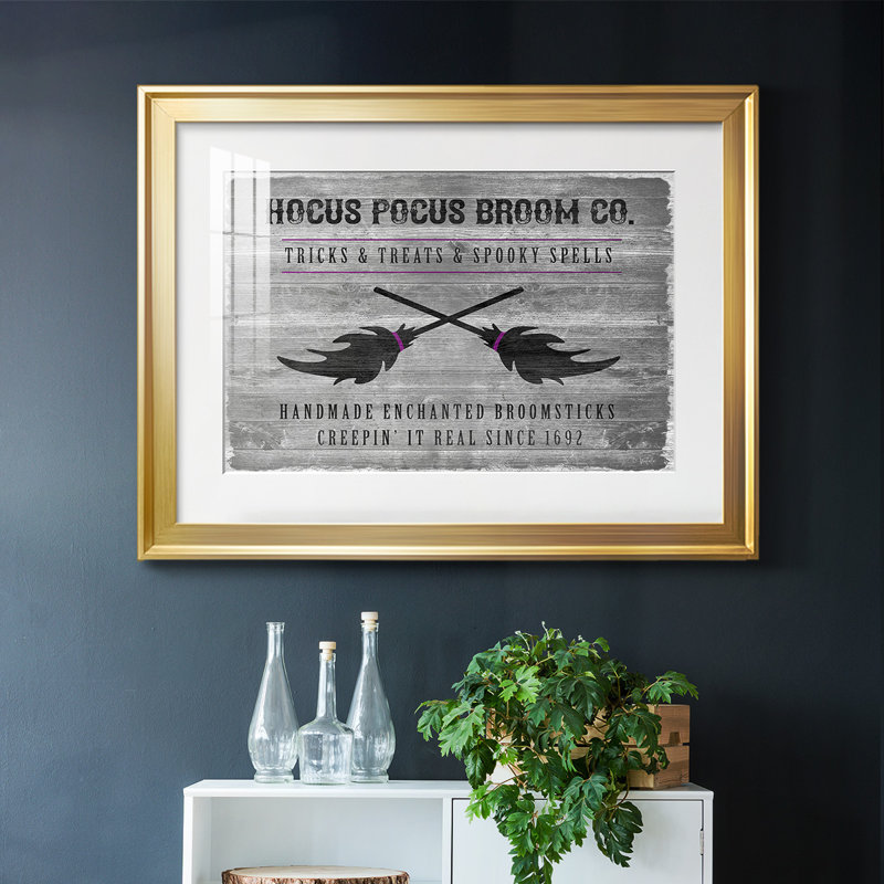 Hocus Pocus Broom Co, impression sur papier, H 15 po x l 21 po x P 1,5 po, Or