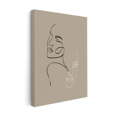 Une ligne de visages de femmes