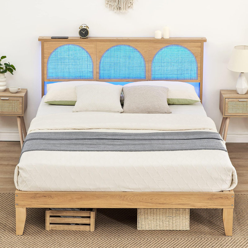 Structure de grand lit avec tête de lit en rotin, lit plateforme avec lumières DEL, pieds et rangement en bois, sans sommier