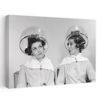 1960, deux femmes assises sous un salon de coiffure, commérages, parler, rétro, art mural rétro classique