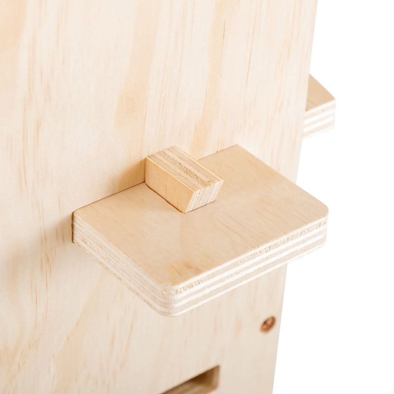 Structure d'escalade à hauteur réglable pour chat. Multi-niveaux. Fabriqué avec une planche multicouche en pin. Tapis en flanelle sur des tablettes pour le confort. La conception verticale permet d'économiser de l'espace au sol. Pas de perçage