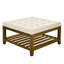 Grande table basse carrée avec revêtement apaisant en lin et structure en bois de hêtre, idéale pour le salon, l'extérieur ou le bureau. Elle a de l'espace de rangement sous la table.