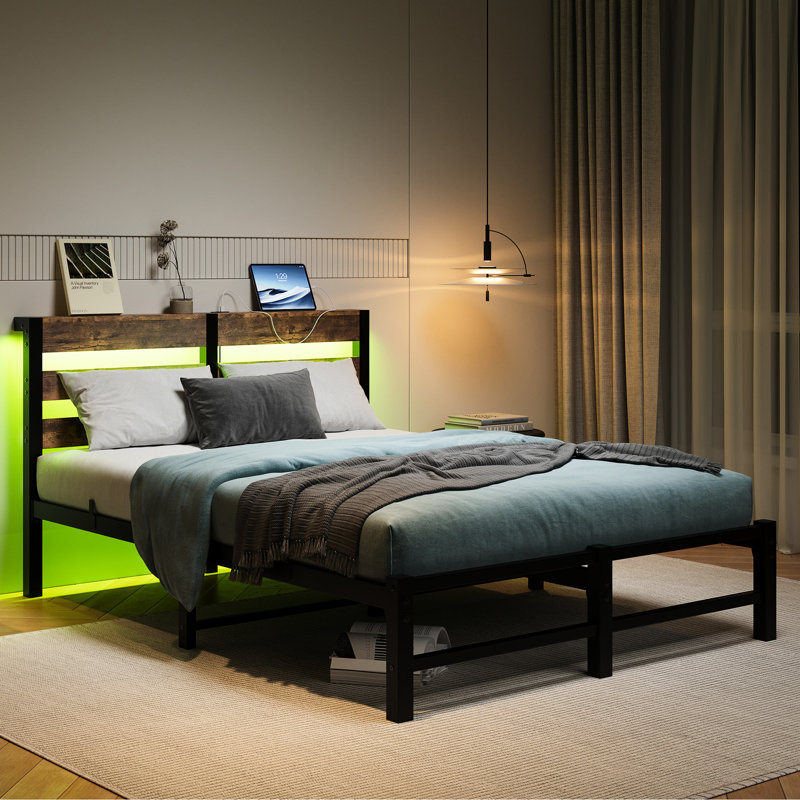Cadre de lit en métal et en bois brun rustique, pleine grandeur, sans sommier, silencieux, option de rangement, lumières, douille avec tête de lit en bois brun. , Rangement. Solide, silencieux, printanier. S'agence à tous les matelas