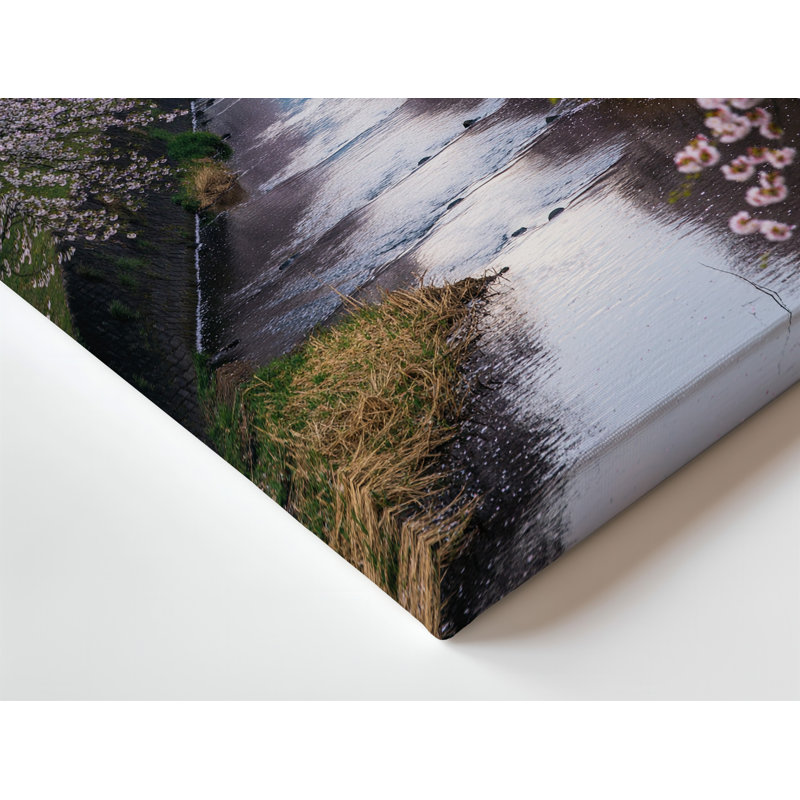 Toile, "Un paysage serein avec une rivière tranquille flanquée de fleurs", art mural cerisiers en fleurs avec leurs fleurs roses éclatantes