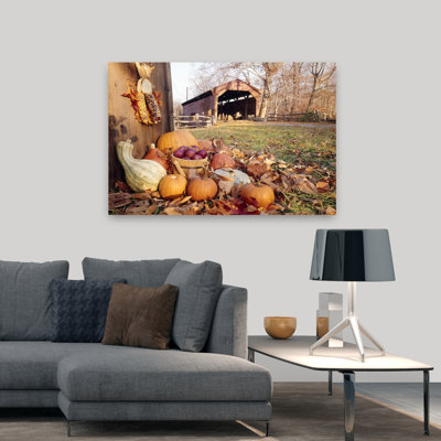 «1960s Autumn Scenic», pont couvert avec récolte de légumes au premier plan, art mural rétro rétro