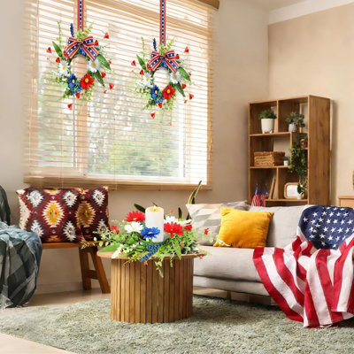 Lot de 4 mini couronnes patriotiques américaines pour la cuisine, décoration florale du 4 juillet, idéales pour la porte d'entrée avec ruban et marguerites. Couronne à suspendre pour la fête de l'indépendance de juillet, parfaite pour un porche ou une maison de style champêtre.