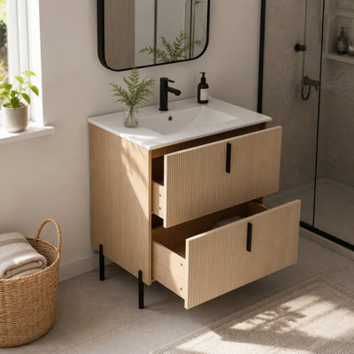 Meuble-lavabo de salle de bain de 76 cm (30 po) avec lavabo en céramique, design cannelé, bois naturel, tiroirs à extension complète avec glissières encastrées à fermeture amortie.