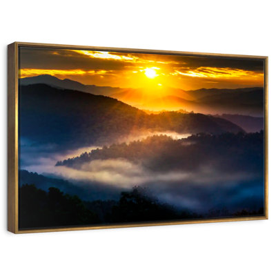 Lever de soleil sur les montagnes enfumées
