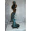 Statue en métal sirène en métal de 43 po tenant une fontaine de coquillage, bronze polychrome Snowhill, L 14 po x l 24 po x H 43 po