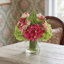 Arrangement floral d'hortensias, de renoncules et de cerisiers en fleurs dans un vase-1417710194