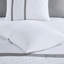 Ensemble d'édredon brodé sophistiqué 8 pièces en blanc et gris, hypoallergénique et facile à coordonner avec n'importe quel décor de chambre à coucher-119313411-119313413