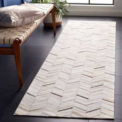 Sequeira Hand Woven Leather/Felted Cloth Chevron Rug in Ivory/Gray