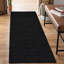 Tapis noir en polyester tissé à la machine Malayeka-568233318