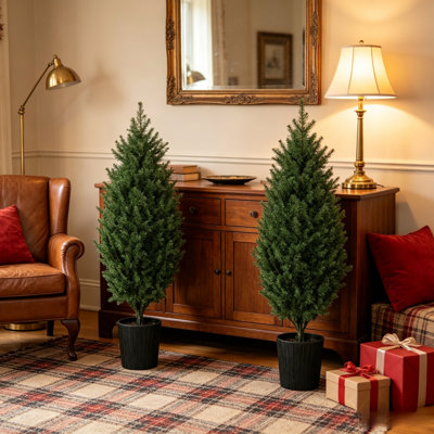 Ensemble de 2 arbres de Noël artificiels en cèdre vert non éclairés de 4 pi avec 291 pointes en PE chacune, base de pot lestée, résistante aux rayons UV