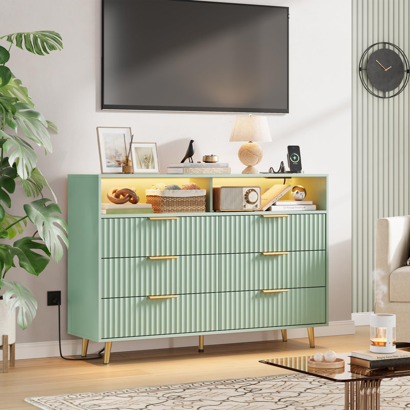 Commode cannelée moderne à 6 tiroirs avec station de charge, large commode avec poignées dorées et tablette de rangement ouverte