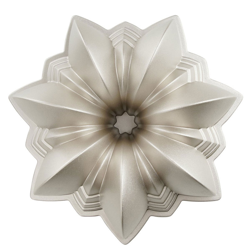 Fluted cake pan cake tin star