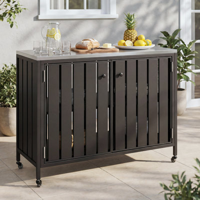 Armoire d'extérieur 45,3 po en métal à 2 portes avec plateau en acier inoxydable, buffet de patio résistant aux intempéries avec tablette réglable et roulettes amovibles