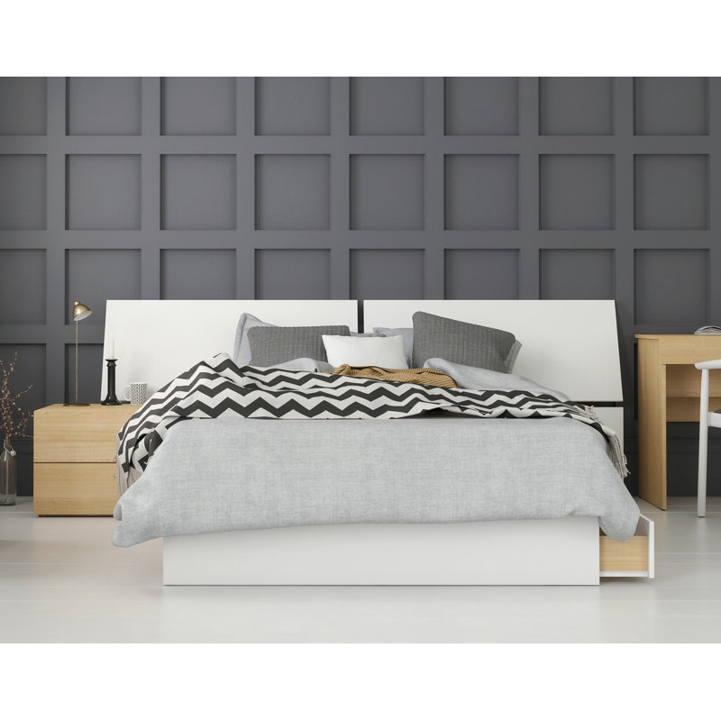 Ensemble de chambre à coucher avec lit plateforme Layden, Grand, Trois pièces (lit, table de chevet et commode)
