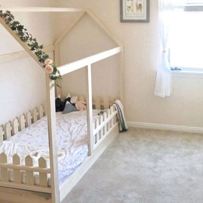 Lit pour enfant en bois massif Anieta avec clôture