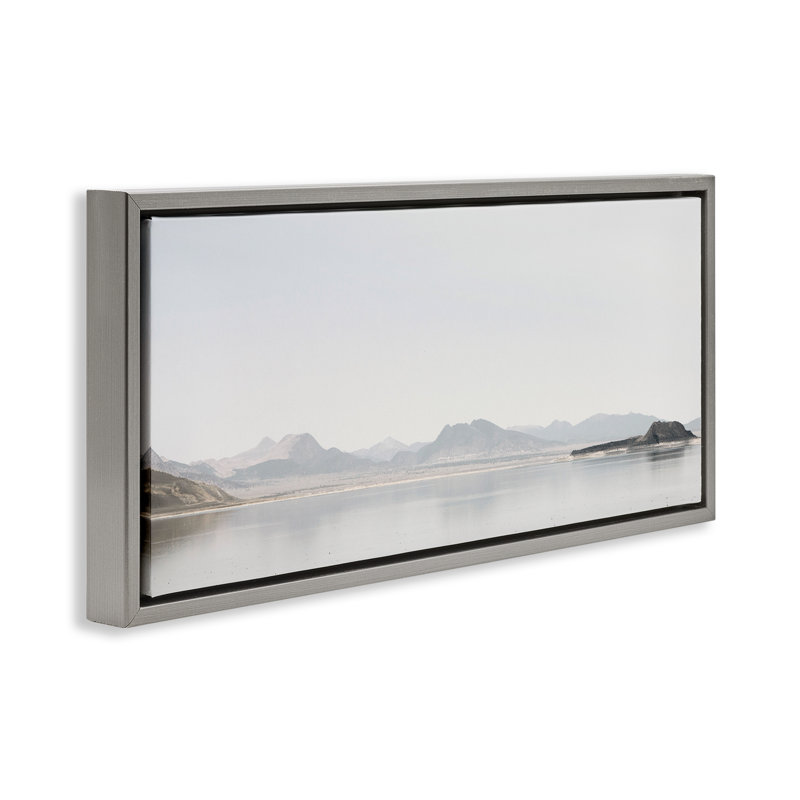 Cadre flottant Misty Morning Mountain, design par Gemma Bardot, H 14 po x l 31 po, Cadre flottant gris lustré