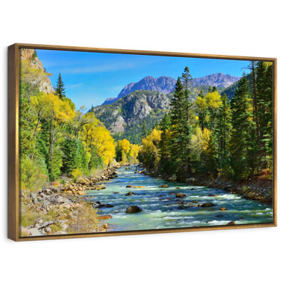 Montagne avec rivière